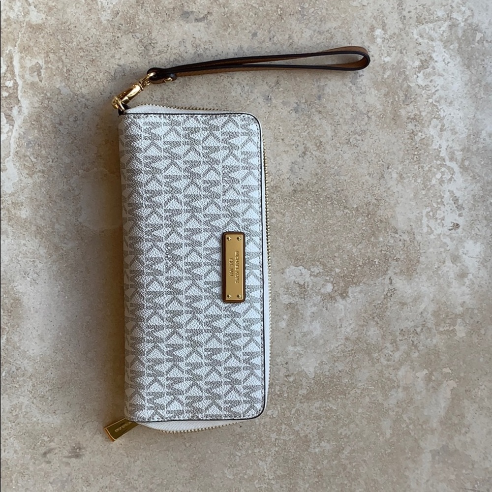 Michael Kors Vanilla wristlet wallet